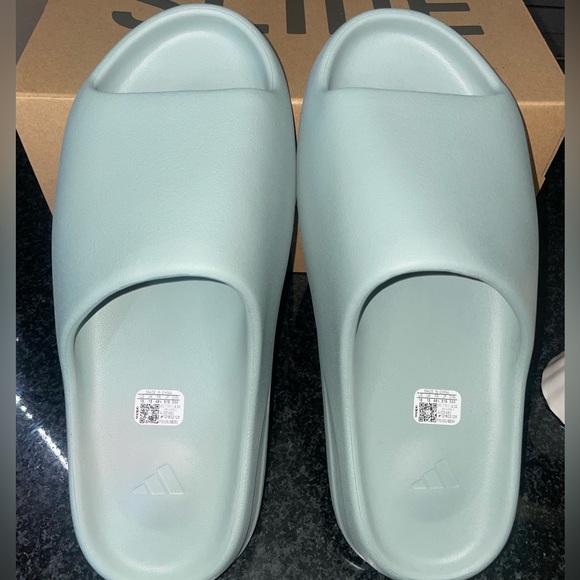 YEEZY Slides Salt - Picture 7 of 8